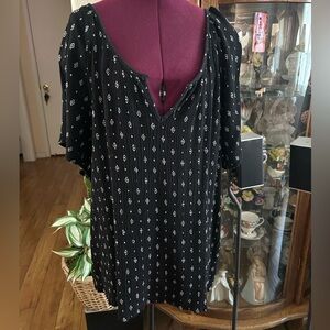 Anthem Black And White & White Short Sleeve Top. Size 18